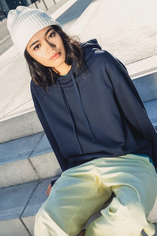 Sweat-shirt écoresponsable à capuche à épaules tombantes French Terry unisexe – Image 7