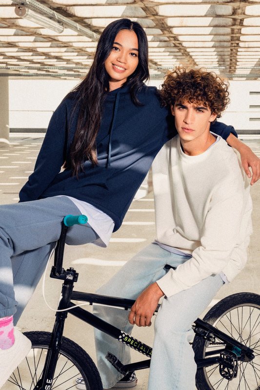 Sweat-shirt écoresponsable à capuche à épaules tombantes French Terry unisexe – Image 11