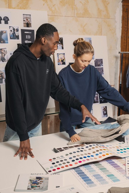 Sweat-shirt écoresponsable à capuche délavé oversize unisexe – Image 7