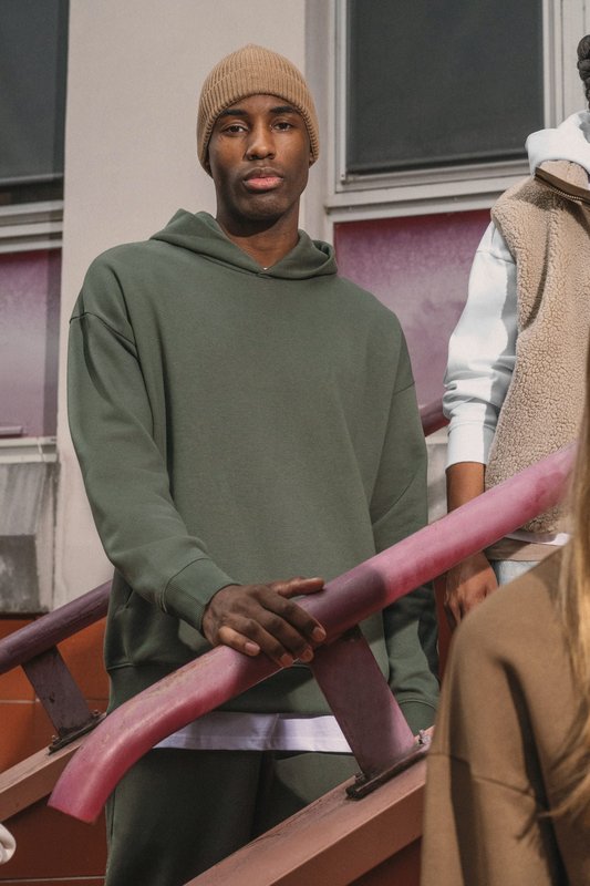 Sweat-shirt écoresponsable à capuche oversize unisexe – Image 8